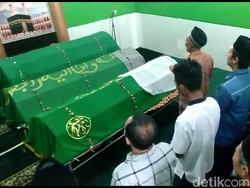 Isak Tangis Warnai Pemakaman 3 Korban Asal Tegal yang Tewas di Tol Cipali