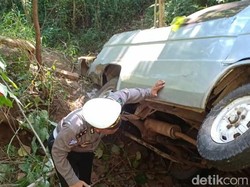Minibus Masuk Jurang 20 Meter di Situbondo Sempat Tabrak Batu Besar