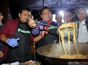 Pecinta Mie Bisa Cicipi Mie Aceh Gratis di Festival Mie Aceh Pecinta Mie Bisa Cicipi Mie Aceh Gratis di Festival Mie Aceh
