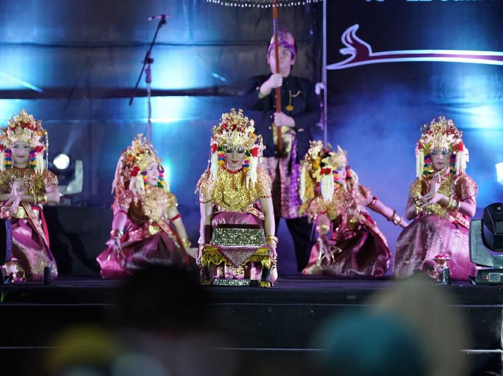 Meriahnya Tari Gending Sriwijaya di Pembukaan Festival Sriwijaya Meriahnya Tari Gending Sriwijaya di Pembukaan Festival Sriwijaya