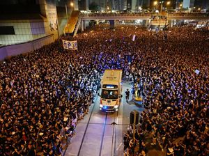 Viral, Lautan Massa Demo di Hong Kong Terbelah Demi Ambulans