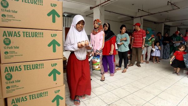Antusias Warga Berburu Sembako Murah di Rusun Tambora