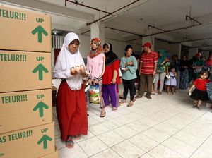 Antusias Warga Berburu Sembako Murah di Rusun Tambora Antusias Warga Berburu Sembako Murah di Rusun Tambora