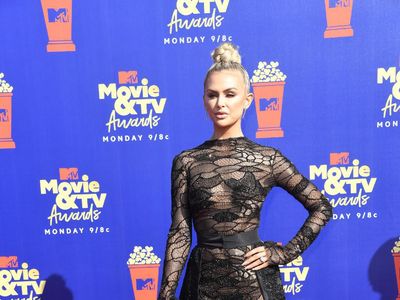 Foto: Adu Gaya Seksi Para Bintang di MTV Movie & TV Awards 2019