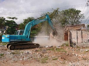 Enam Bangunan eks Pasar Pon Dibongkar Satpol PP Trenggalek