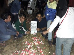 Isak Tangis Iringi Pemakaman Bapak-Anak Korban Kecelakaan di Tol Cipali