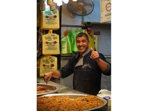 Pasar di Irak Tetap Ramai Jelang Ramadan Walau Ada Corona