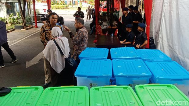 Bukti ke MK Belum Jadi 12 Truk, BW: Sisanya Besok