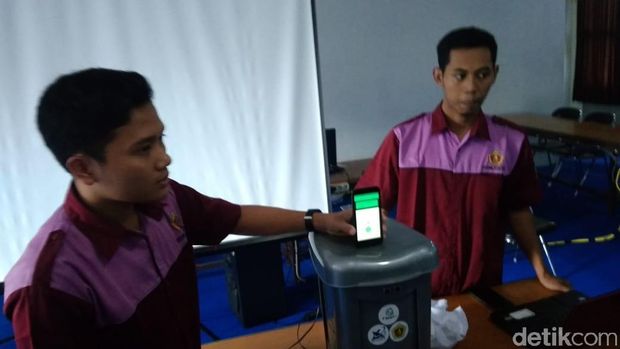 Kreatif! Mahasiswa di Kudus Bikin Tempat Sampah Berbasis IoT