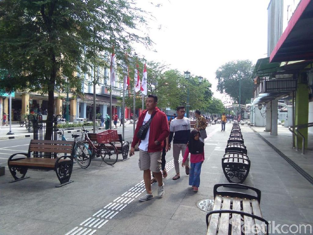 Suara Hati PKL Saat Uji Coba Malioboro Bebas Kendaraan Bermotor Suara Hati PKL Saat Uji Coba Malioboro Bebas Kendaraan Bermotor