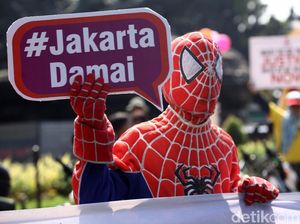 Spider Man Hingga Gatotkaca Demo di Patung Kuda Spider Man Hingga Gatotkaca Demo di Patung Kuda