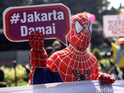 Spider Man Hingga Gatotkaca Demo di Patung Kuda