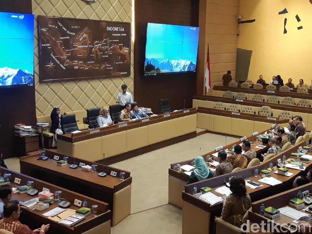 Moeldoko-Pramono Anung Rapat di DPR Bahas Anggaran Tahun 2020 Moeldoko-Pramono Anung Rapat di DPR Bahas Anggaran Tahun 2020