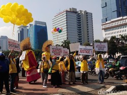 Video Massa Berposter Bahasa Inggris Beraksi di Patung Kuda