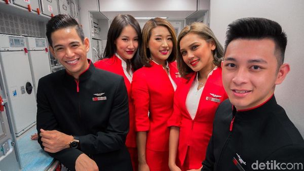 Bidadari AirAsia Mejeng di Paris Air Show
