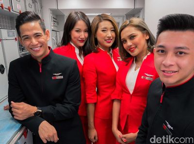 Bidadari AirAsia Mejeng di Paris Air Show