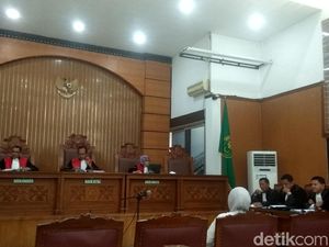 Baca Pleidoi, Pengacara Ratna Singgung Persaingan Politik Pilpres Baca Pleidoi, Pengacara Ratna Singgung Persaingan Politik Pilpres
