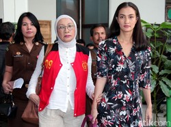 Keluar dari Penjara, Ratna Pulang Ditemani Atiqah Hasiholan