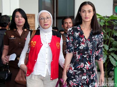 Pesona Atiqah Hasiholan di Sidang Lanjutan Ratna Sarumpaet