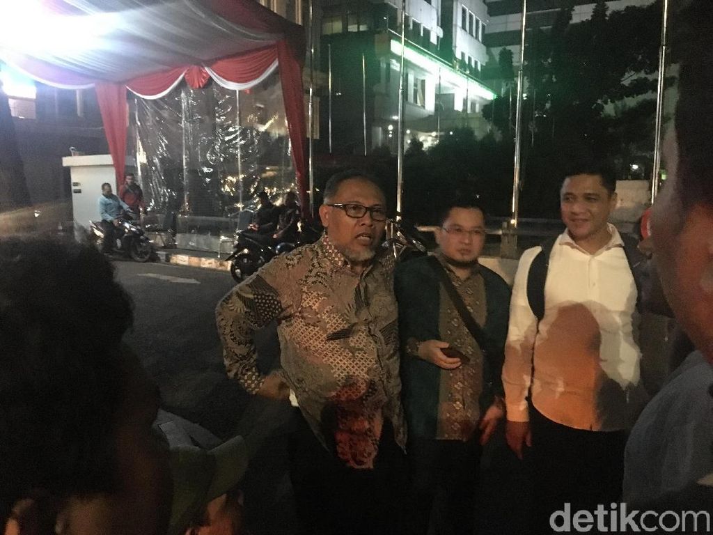 Datang Nyelip Kawat Berduri, BW Pulang Lewat Pintu Belakang MK Datang Nyelip Kawat Berduri, BW Pulang Lewat Pintu Belakang MK