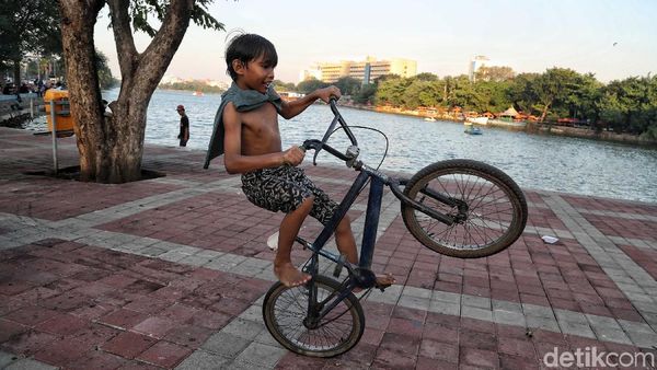 Asyiknya Bermain Sambil Menikmati Senja di Danau Sunter