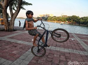 Asyiknya Bermain Sambil Menikmati Senja di Danau Sunter Asyiknya Bermain Sambil Menikmati Senja di Danau Sunter