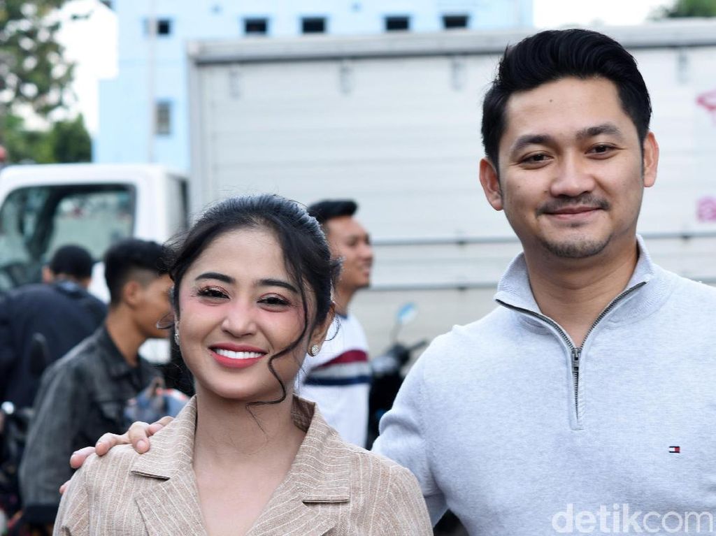 Foto Masa Lalu Dewi Perssik dengan Meldi dan Lebby Curi Perhatian Foto Masa Lalu Dewi Perssik dengan Meldi dan Lebby Curi Perhatian