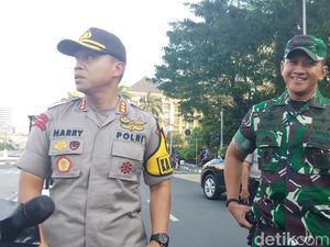 Barikade Jalan di Sekitar MK Dibuka Polisi, Lalu Lintas Normal Kembali Barikade Jalan di Sekitar MK Dibuka Polisi, Lalu Lintas Normal Kembali