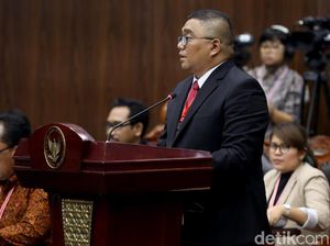 Nyentrik! Begini Gaya Rambut Fritz Edward di Sidang Sengketa Pilpres