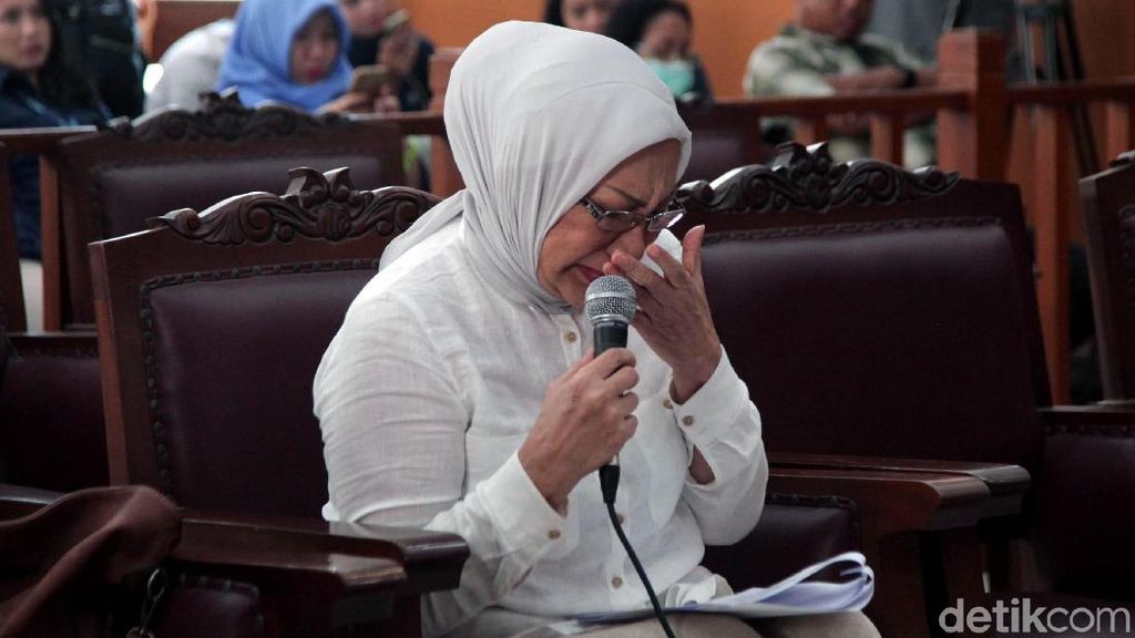 Hiks! Ratna Sarumpaet Teteskan Air Mata di Sidang Pledoi Hiks! Ratna Sarumpaet Teteskan Air Mata di Sidang Pledoi