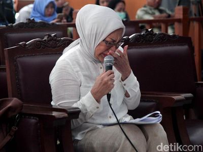 Hiks! Ratna Sarumpaet Teteskan Air Mata di Sidang Pledoi