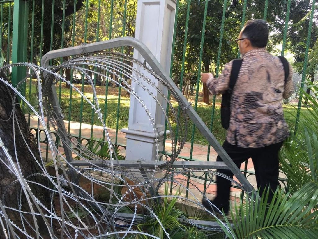 BW Pilih Kawat Berduri Menuju Mahkamah Konstitusi BW Pilih Kawat Berduri Menuju Mahkamah Konstitusi