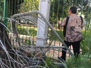 BW Pilih Kawat Berduri Menuju Mahkamah Konstitusi BW Pilih Kawat Berduri Menuju Mahkamah Konstitusi