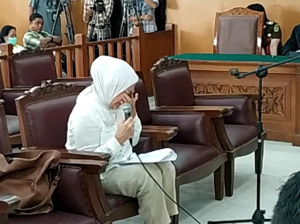 Sambil Menangis, Ratna Sarumpaet Baca Pleidoi Sambil Menangis, Ratna Sarumpaet Baca Pleidoi