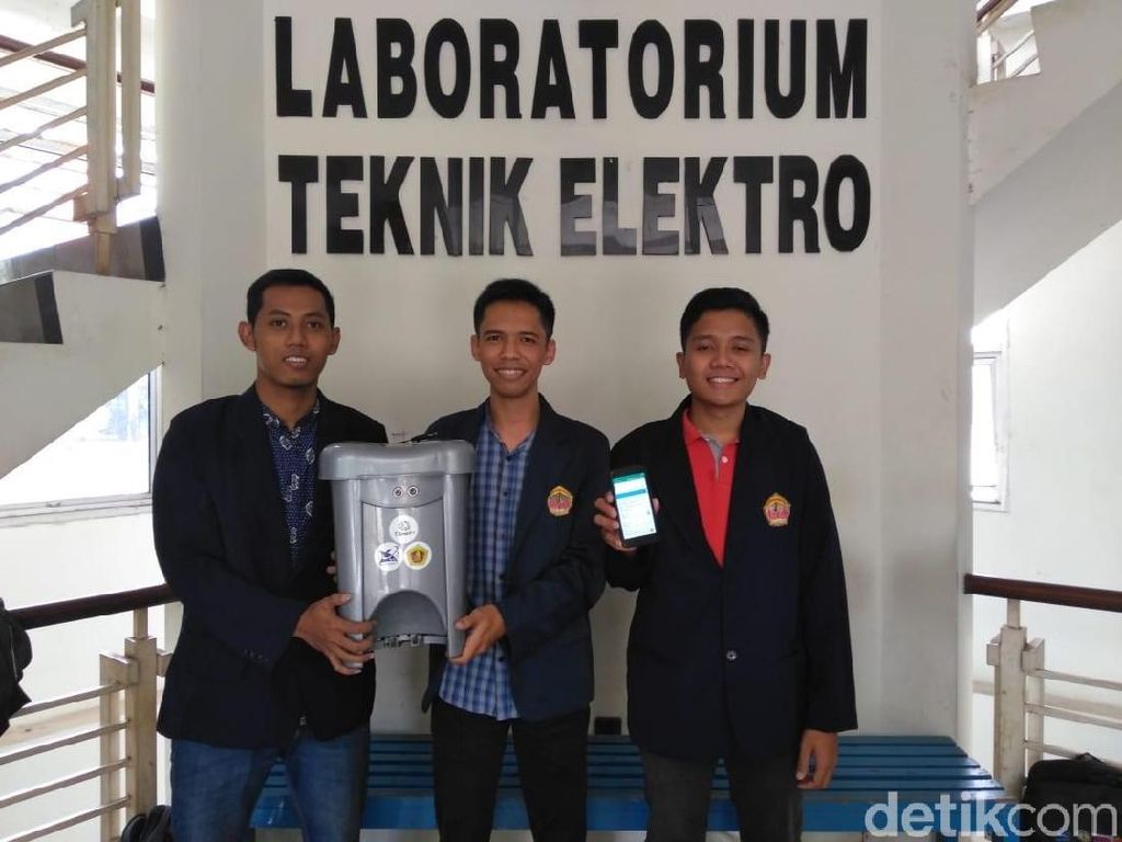 Kreatif! 3 Mahasiswa di Kudus Bikin Tempat Sampah Pintar Kreatif! 3 Mahasiswa di Kudus Bikin Tempat Sampah Pintar