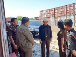 Ratusan Kontainer Isi Kayu Hasil Perusakan Hutan Papua Segera Dilelang