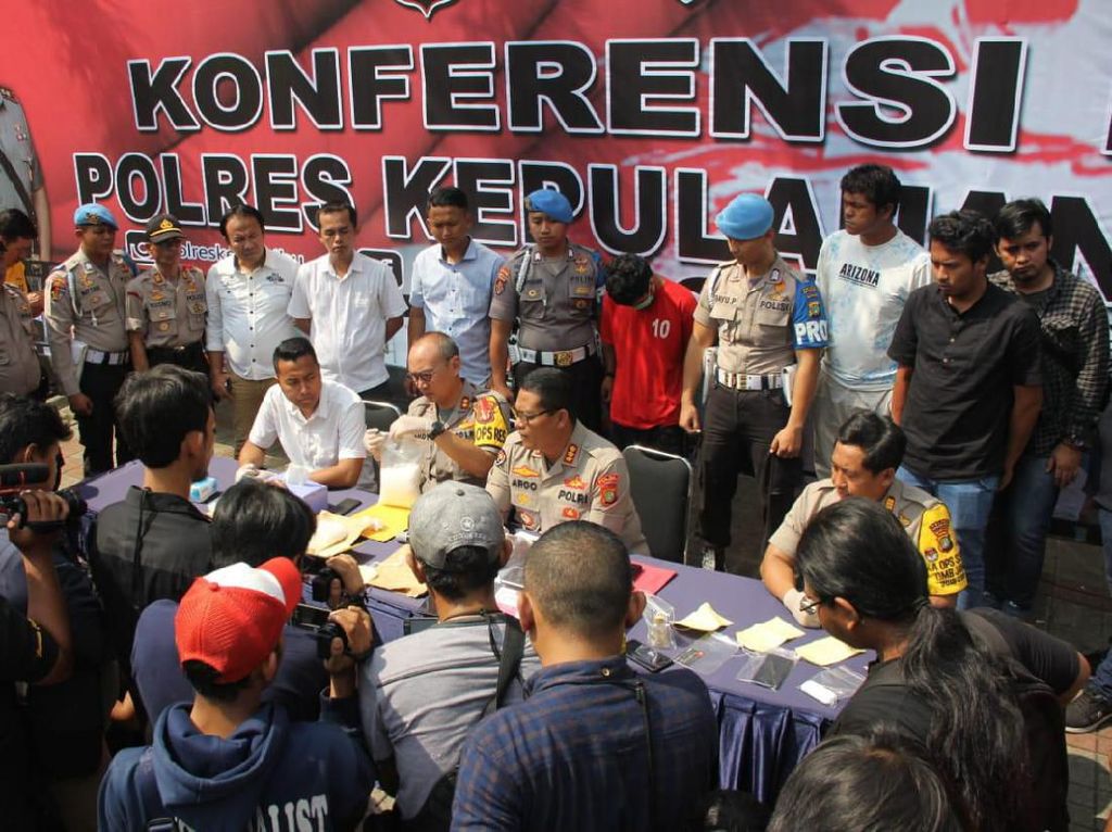 Polisi Tangkap Kurir 1,7 Kg Sabu Asal Aceh di Kepulauan Seribu Polisi Tangkap Kurir 1,7 Kg Sabu Asal Aceh di Kepulauan Seribu