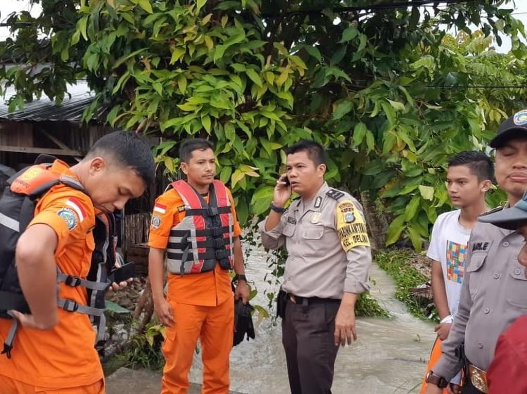 Banjir Landa Pekanbaru, Seorang Ibu Hanyut di Parit Besar Banjir Landa Pekanbaru, Seorang Ibu Hanyut di Parit Besar