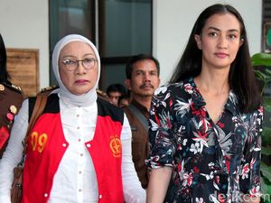 Senyum Semangat Atiqah Hasiholan Sambut Kebebasan Ratna Sarumpaet Senyum Semangat Atiqah Hasiholan Sambut Kebebasan Ratna Sarumpaet