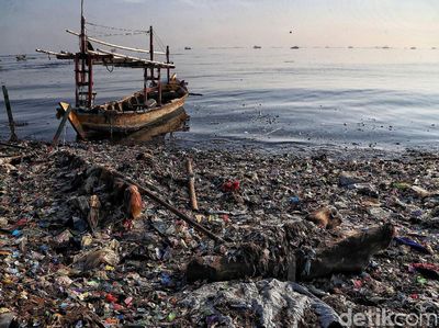 Potret Muram Sampah Plastik Kepung Pantai Jakarta