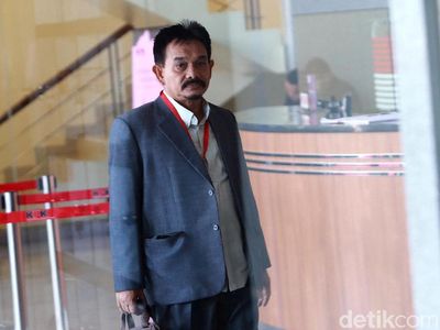 Ekspresi Eks Rektor UIN Aceh Saat Diperiksa Terkait Kasus Rommy