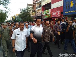 Jalan Kaki Susuri Malioboro, Sultan HB X Sesekali Punguti Sampah
