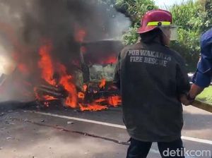 Truk Pengangkut Sosis Ludes Terbakar di Tol Cipularang