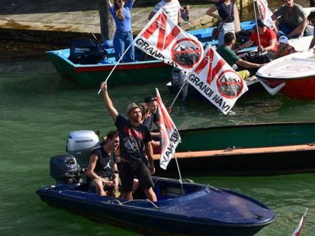 Warga Venesia Demo, Tolak Kapal Pesiar! Warga Venesia Demo, Tolak Kapal Pesiar!