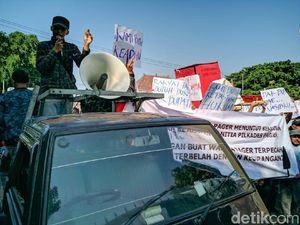 Warga Ponorogo Kembali Demo Jelang Pelantikan Kades Gelombang Kedua Warga Ponorogo Kembali Demo Jelang Pelantikan Kades Gelombang Kedua