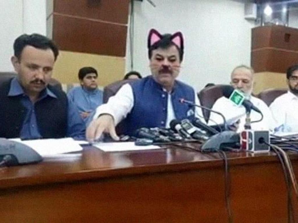 Viral, Wajah Kocak Menteri Pakistan Jadi Kucing saat Konferensi Pers Viral, Wajah Kocak Menteri Pakistan Jadi Kucing saat Konferensi Pers