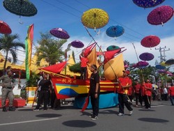 Kemegahan Fashion Karnaval Membuka Festival Bakar Tongkang 2019