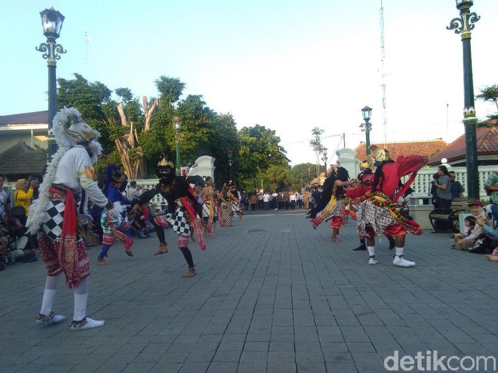 Sultan Ingin Tiap Selasa Wage Ada Pentas Seni Budaya di Malioboro Sultan Ingin Tiap Selasa Wage Ada Pentas Seni Budaya di Malioboro
