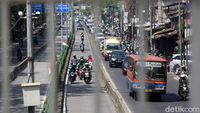 Terlalu, Aksi Nekat Pengguna Jalan Terobos Jalur Busway