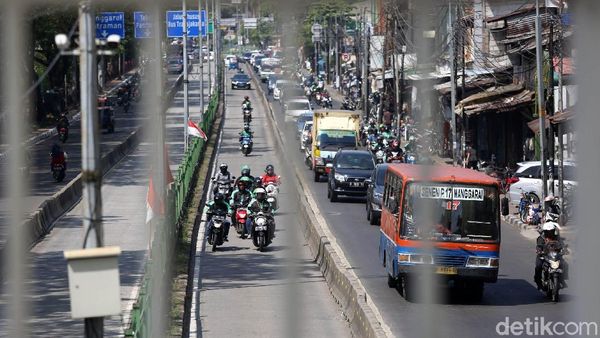 Terlalu, Aksi Nekat Pengguna Jalan Terobos Jalur Busway